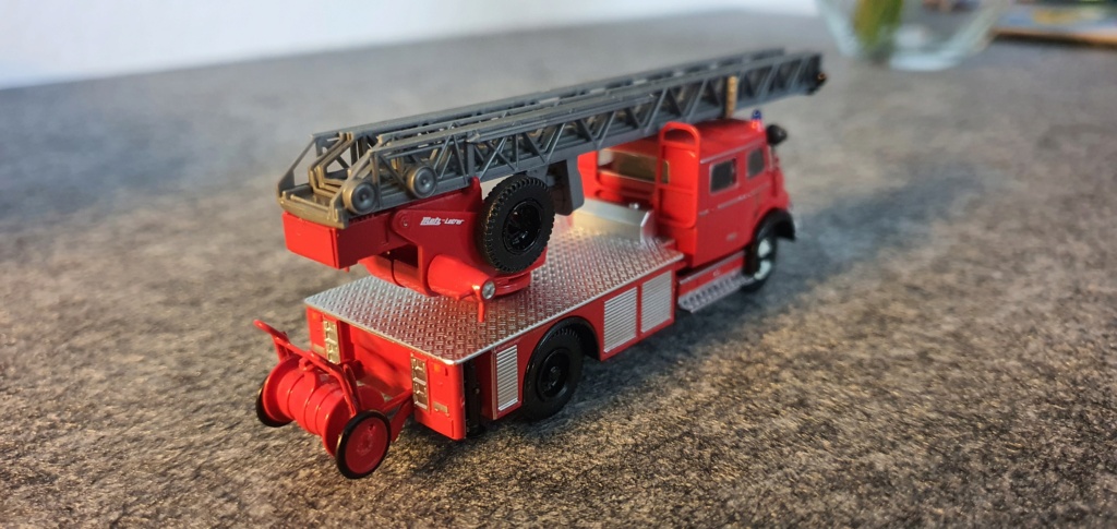 John - Meine BLAULICHTSAMMLUNG / MB L1519/48 DLK30 Berliner Feuerwehr 1:87 2023-081