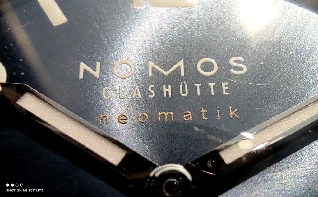 Nomos... c'est différent! Neomatic Club Sport 42, une montre pragmatique... Img_2418