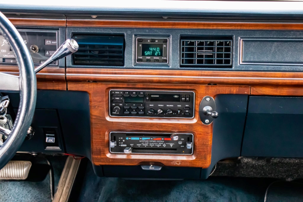 Mine de rien cette voiture a déjà 35 ans. Ford LTD Crown Victoria LX 1988. 1988_f26