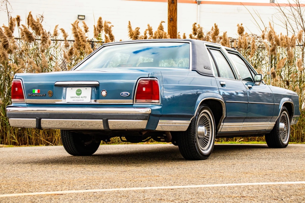 ford - Mine de rien cette voiture a déjà 35 ans. Ford LTD Crown Victoria LX 1988. 1988_f37