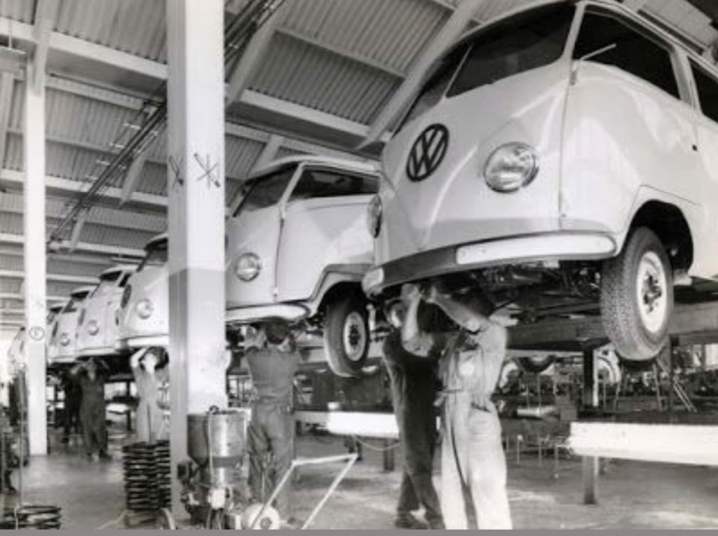 Vielles photos de l'usine des Mini-Bus Volkswagen. Bug_910