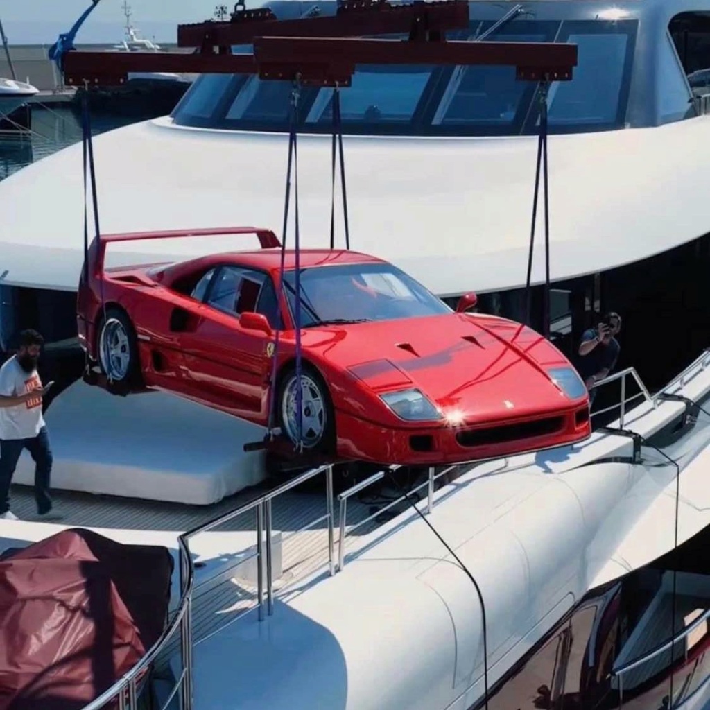 Quand un riche amène dans son yacht privé sa ferrari F40 a Monaco. F0710