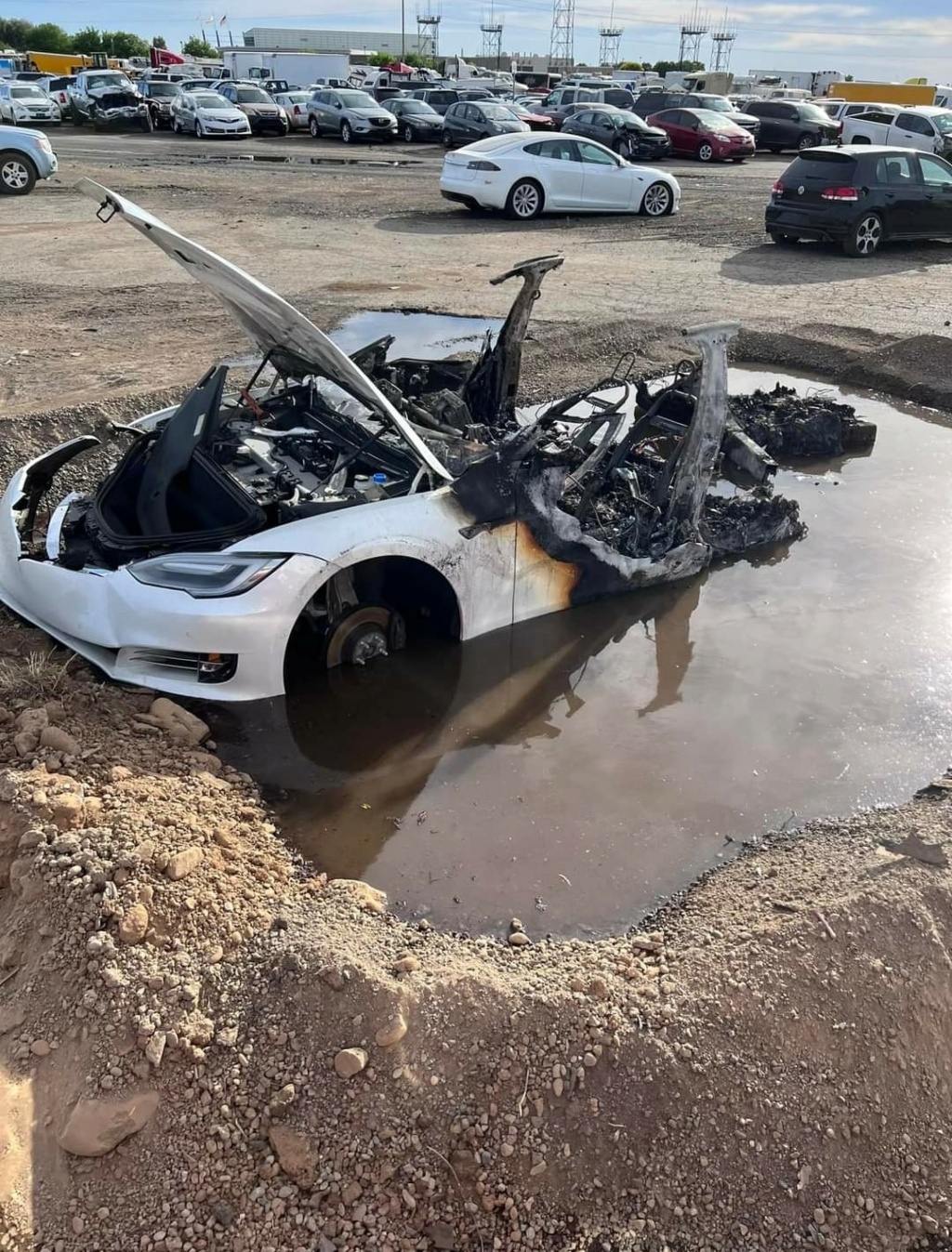 Une Tesla prend feu....dans une cour a scrap !!! Tesla_12