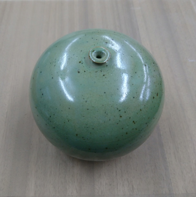 Vase boule en grès  émail couleur céladon monogramme à identifier _2019113