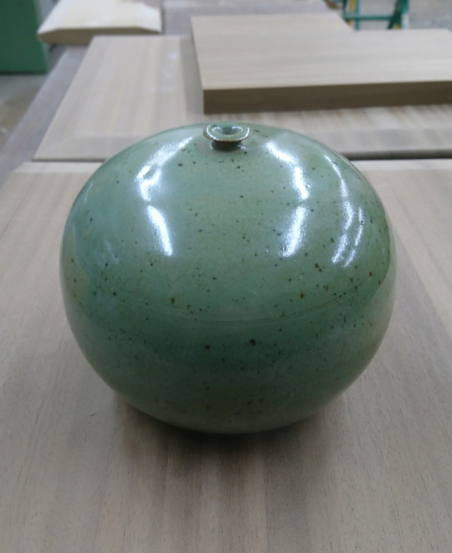 Vase boule en grès  émail couleur céladon monogramme à identifier _2019114