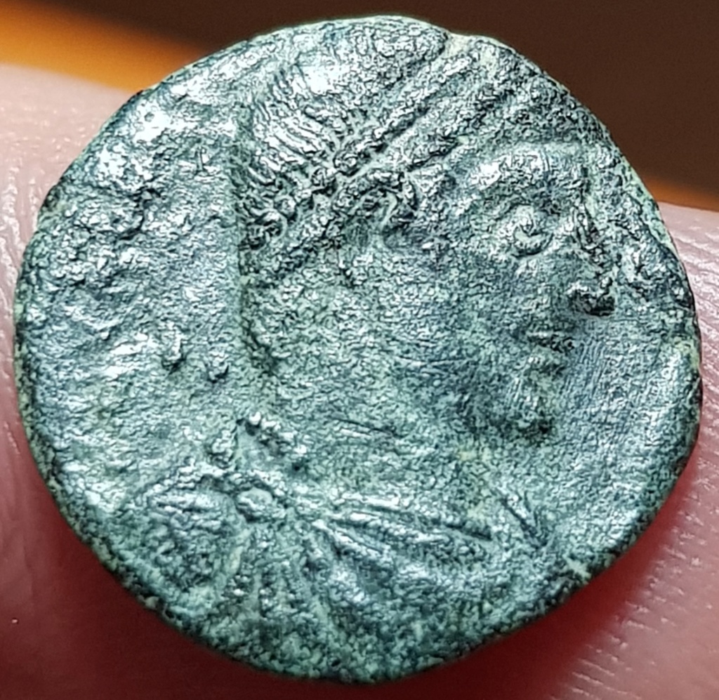 AE3 de Valentiniano I tipo GLORIA ROMANORVM. Emperador arrastrando cautivo a dcha. 20200543