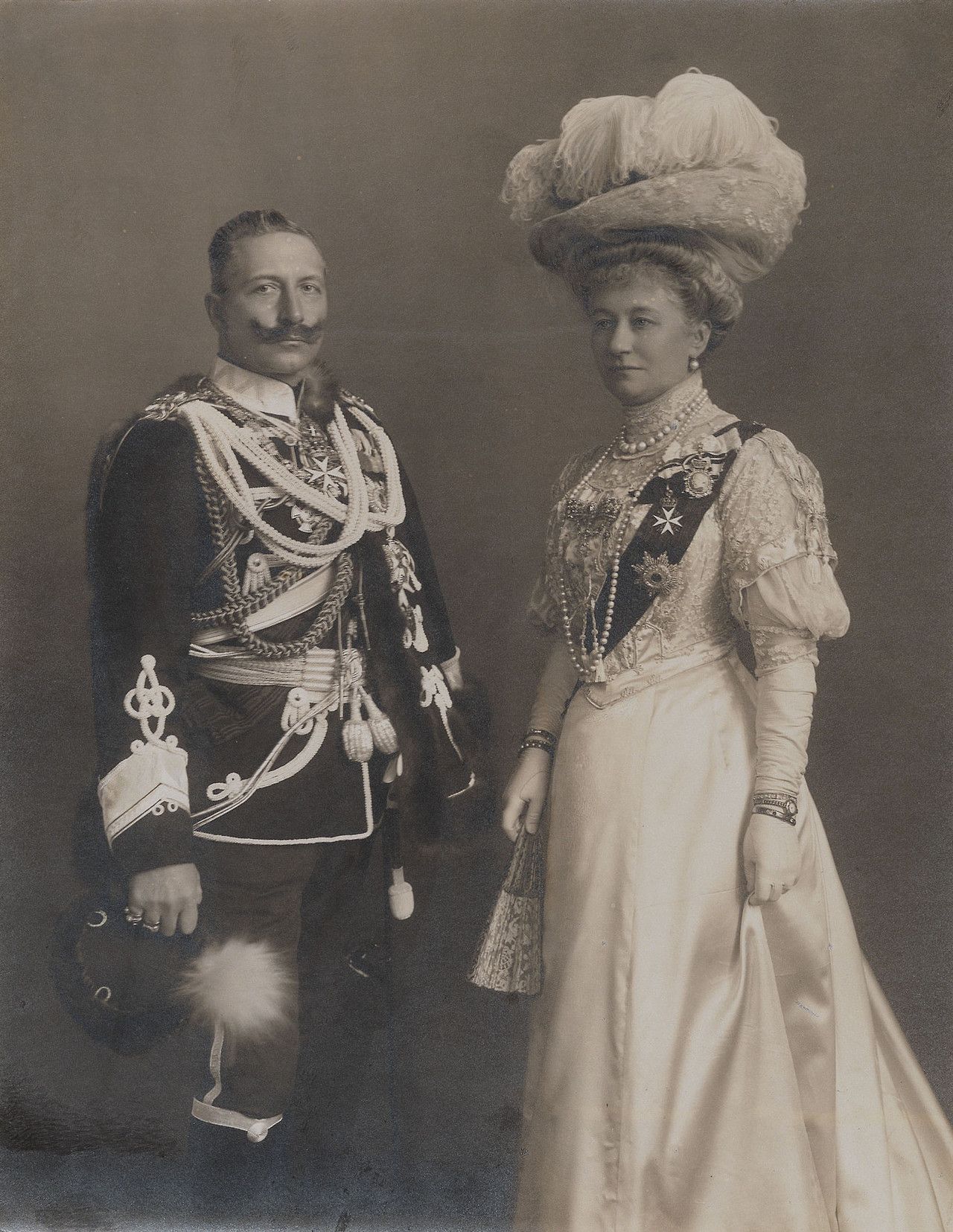 GUILLERMO II Y SU ESPOSA: AUGUSTA VICTORIA DE SCHLESWIG-HOLSTEIN- SONDERBURG-AUGUSTENBURG - Página 2 2fb81e10