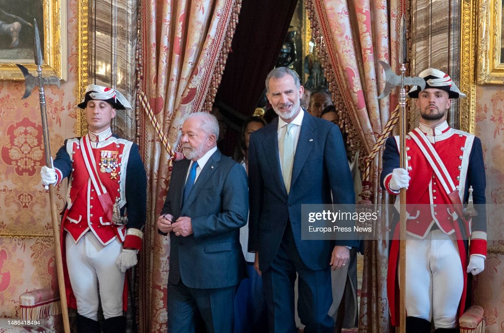 VISITAS OFICIALES A ESPAÑA O AL EXTRANJERO (Visitas a otras monarquías o de otras monarquías) 375