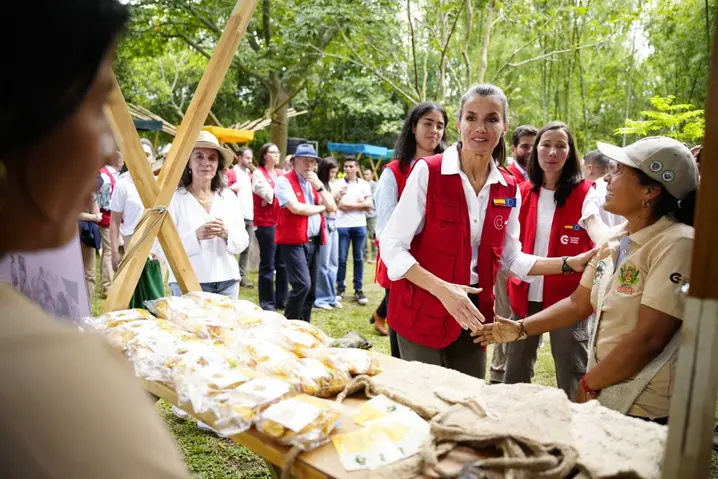 VIAJES DE COOPERACIÓN DE LA REINA LETIZIA - Página 2 Sema1233