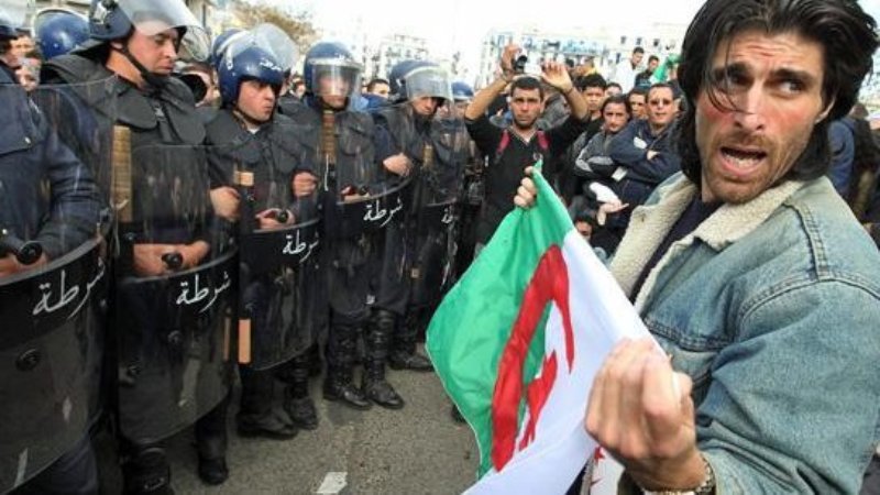 الجزائر تتحضر لمسيرة شعبية للمطالبة بـ"تغيير النظام" 2011  - صفحة 9 Aaa-110