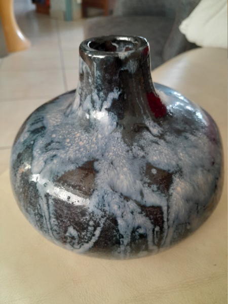 Vase forme trapue signé P G 20240216