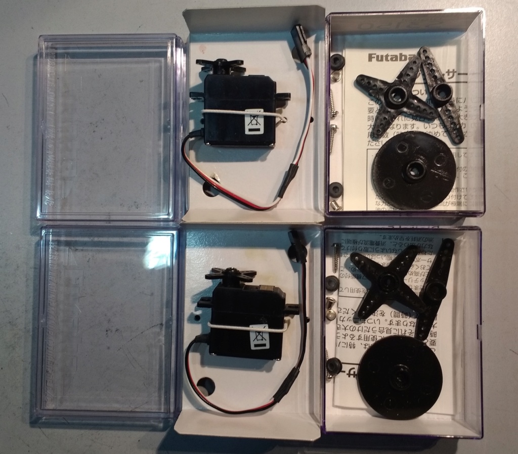VENDU - Lot de 2 servos Futaba S3150 00211