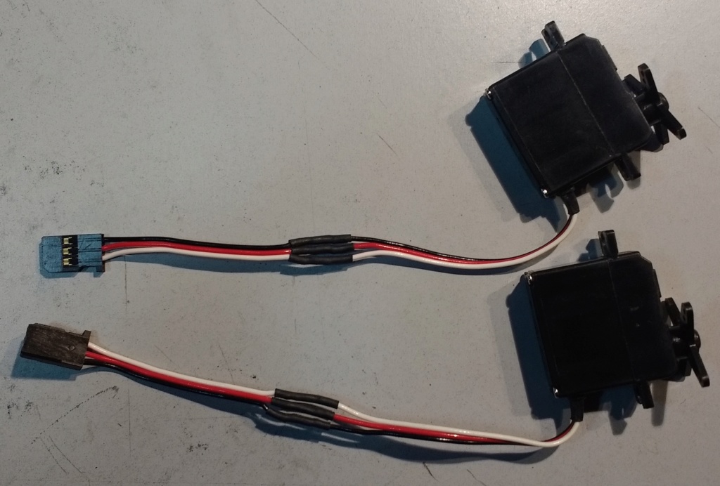 VENDU  -   Lot de 2 servos Futaba S3150 00310