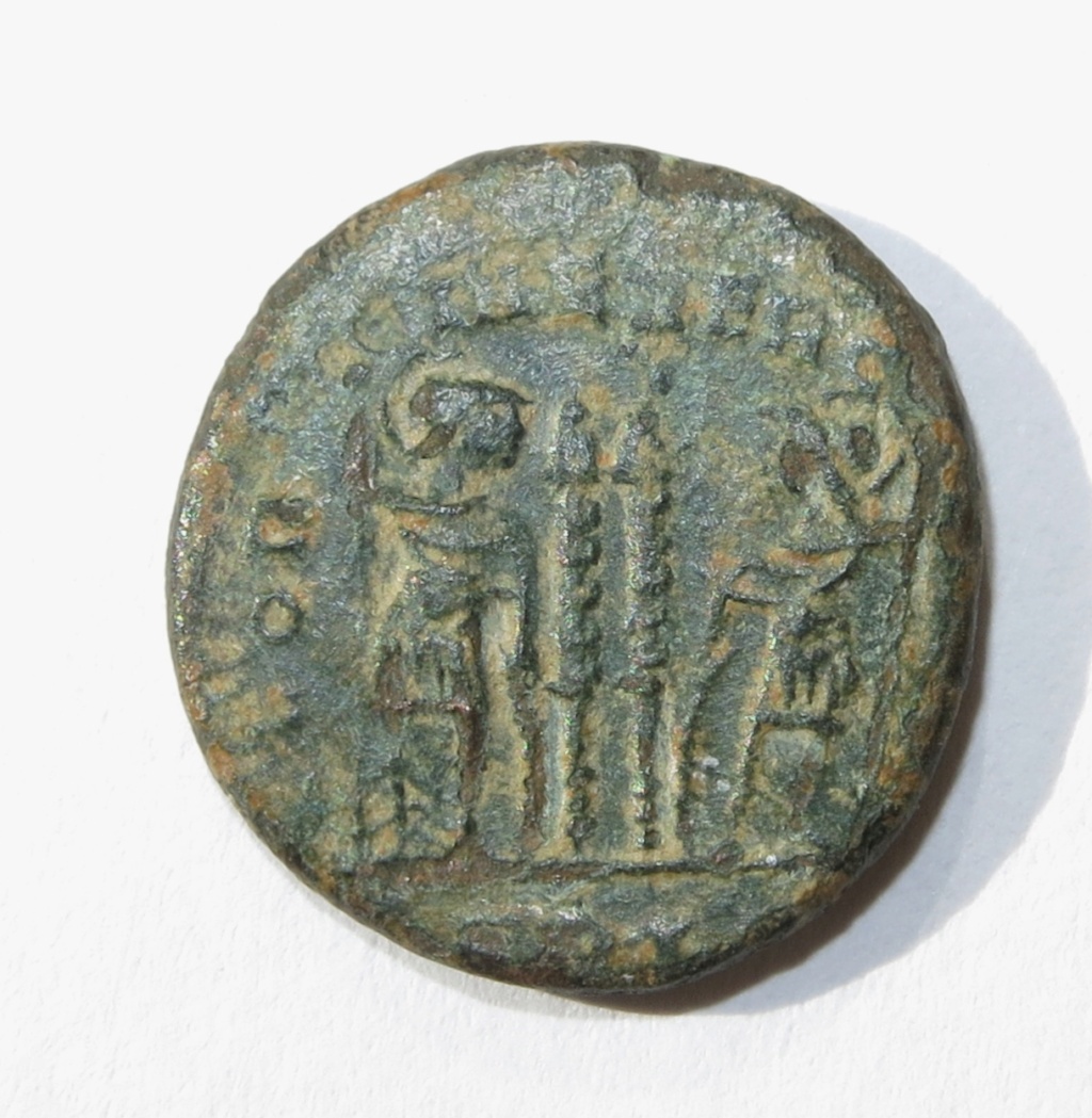 AE3 de Constantino II. GLORIA EXERCITVS. Soldados entre 2 estandartes.  16mm_210