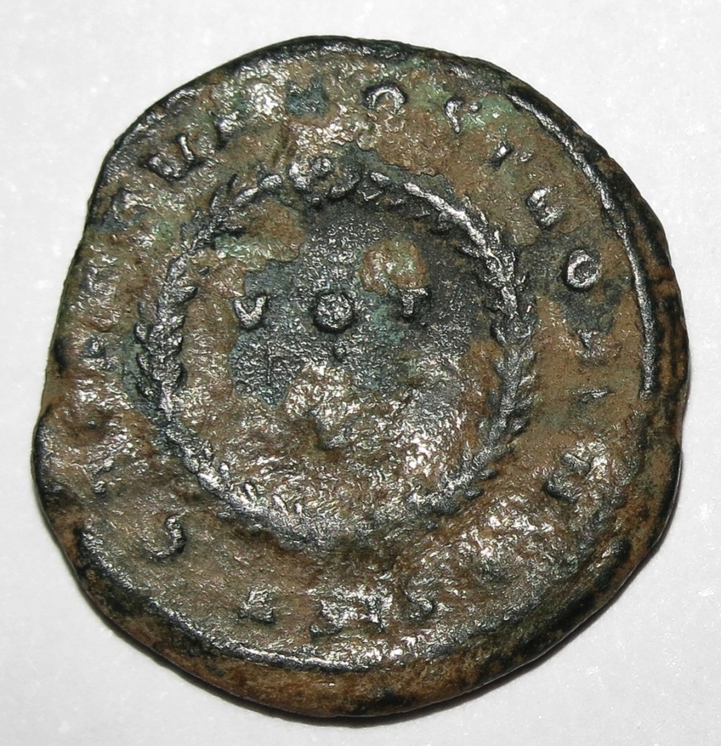 AE3 de Constantino II. CAESARVM NOSTRORVM / VOT X. Siscia.  Const_11