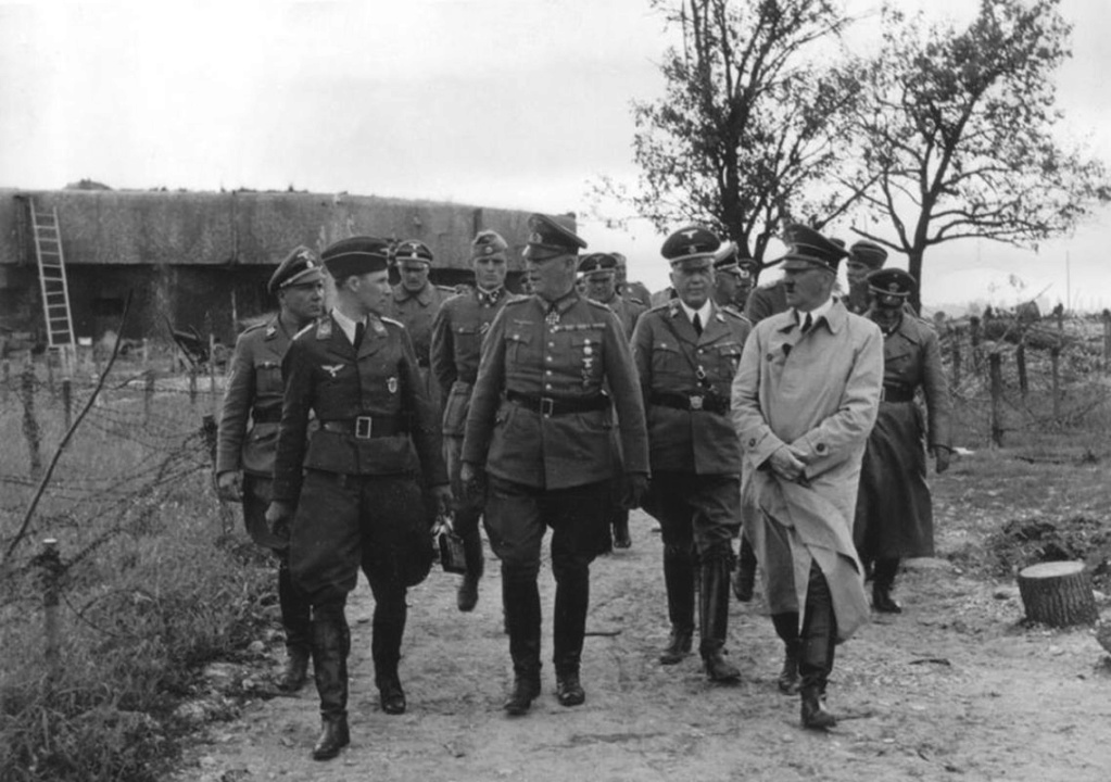 Diverses photos de la WWII - Page 15 Hitler10