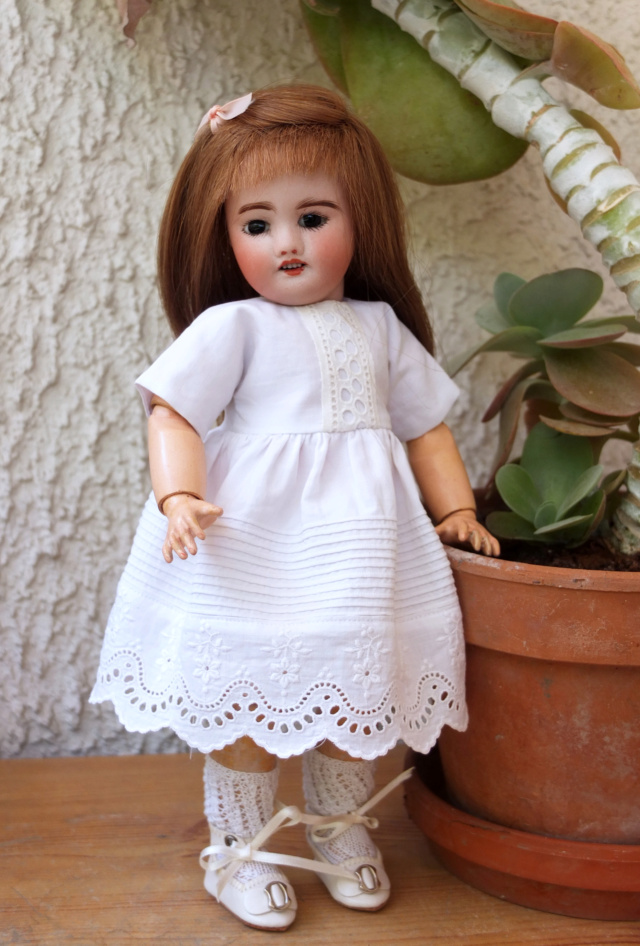 Antoinette (Bleuette) en robe blanche Antoin20