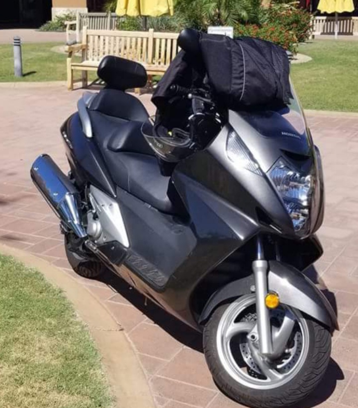 I'm looking for a Top case for my 08 silverwing  20190210