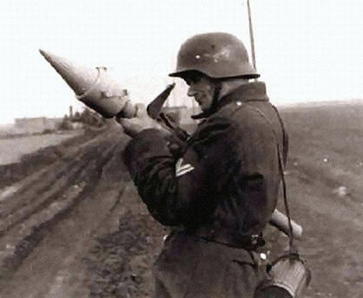 Du Panzerfaust 250 au lance-roquettes soviétique RPG2 03310