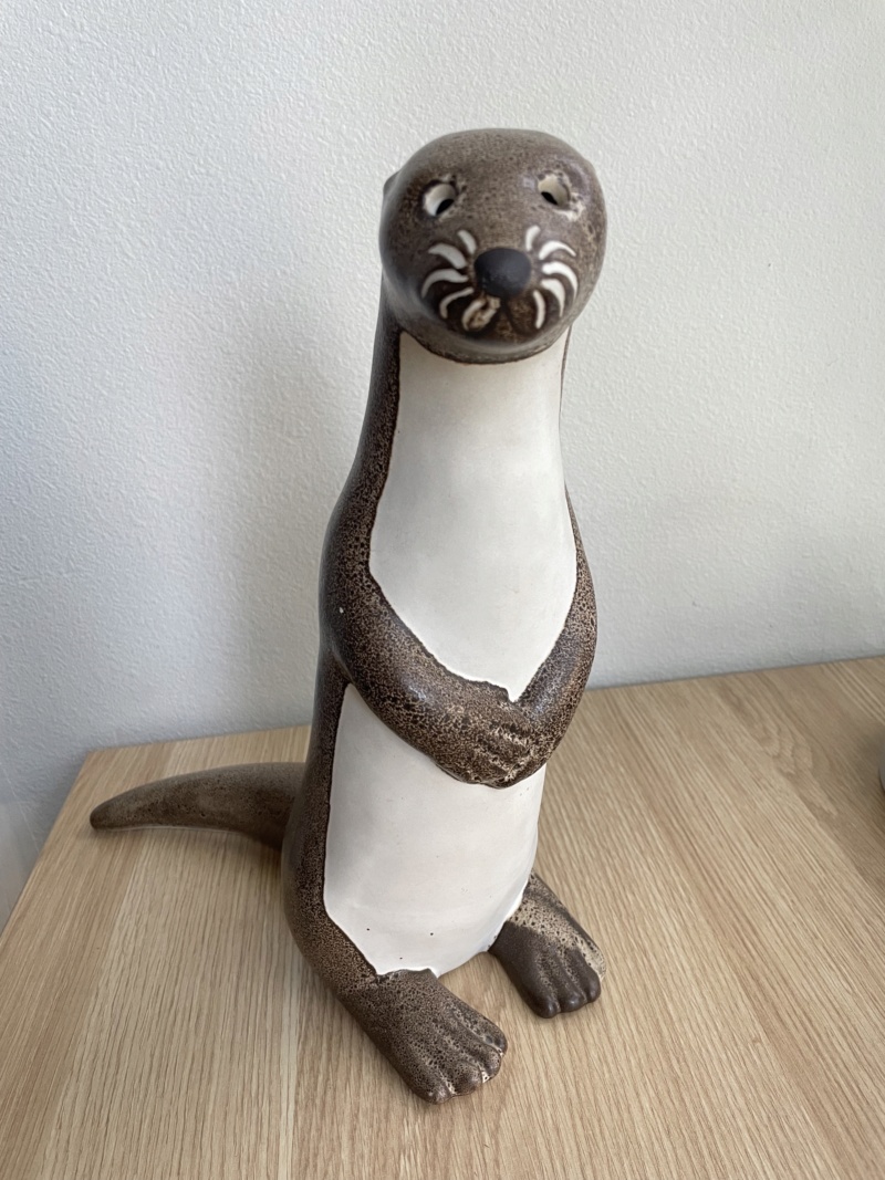 Adorable and large river otter figurine - Strawberry Hill pottery, Canada Img_1116