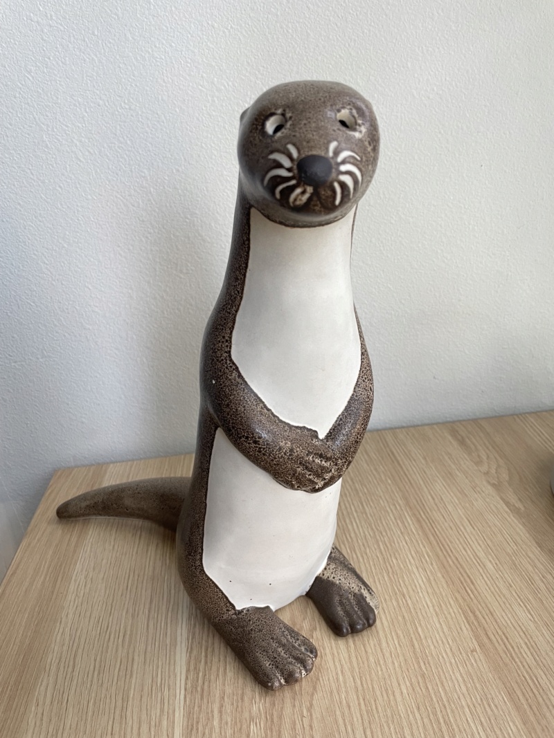 Adorable and large river otter figurine - Strawberry Hill pottery, Canada  Img_1116