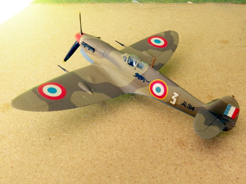 Supermarine Spitfire Vc (T) du GC 2/7 "Corse"  Maquette Airfix au 1/72, de 1975. 101_0624