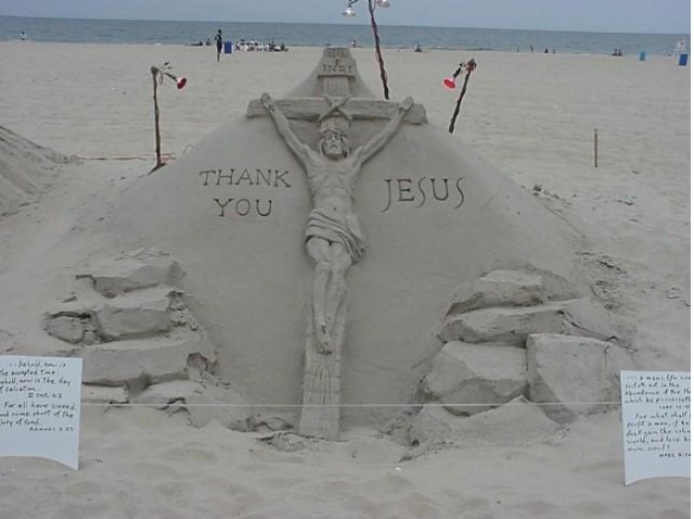 صور منحوتة من الرمل للسيد المسيح على ساحل البحر /مقتبس/ مايكل دانيال 15751612