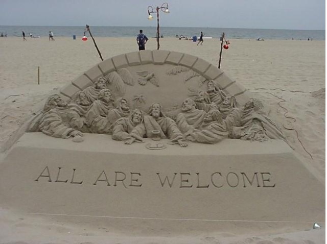 صور منحوتة من الرمل للسيد المسيح على ساحل البحر /مقتبس/ مايكل دانيال 15751614