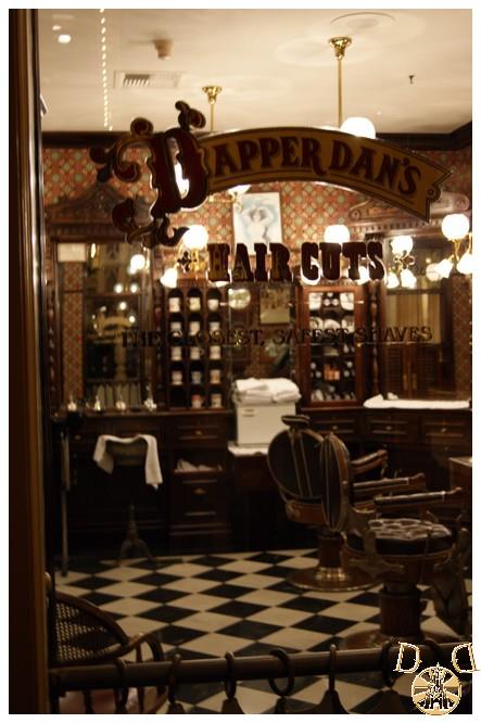 C'est une boutique ^^ une boutique spéciale ^^ Dapper Dan's Hair Cuts Dsc04813