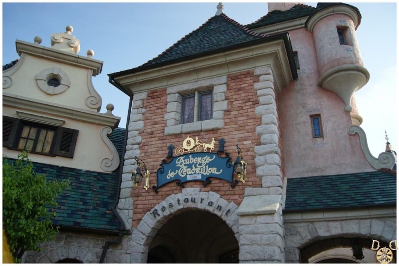 L'Auberge de Cendrillon (Disneyland Parc) - Page 2 Dsc07063