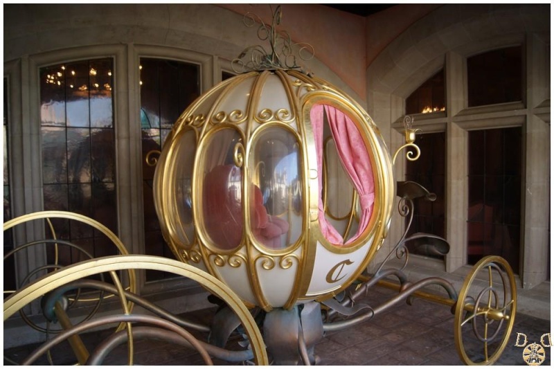 L'Auberge de Cendrillon (Disneyland Parc) - Page 2 Dsc07069