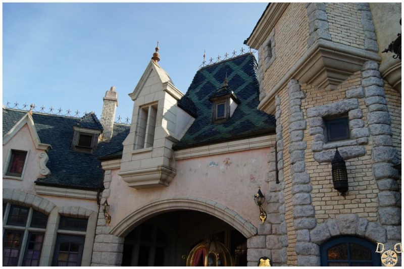 L'Auberge de Cendrillon (Disneyland Parc) - Page 2 Dsc07081