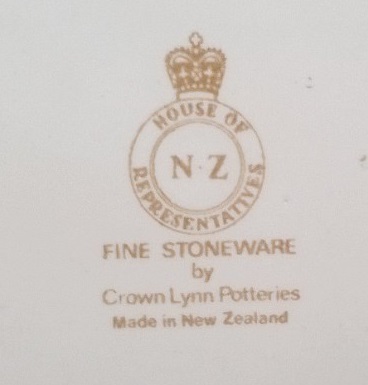 Lynn - NZ House of Representatives Crown Lynn Dinnerware 1809_b10