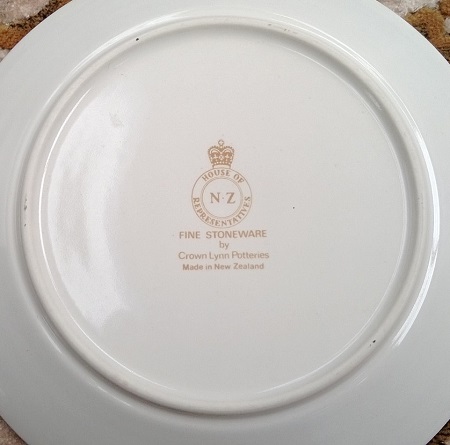 Lynn - NZ House of Representatives Crown Lynn Dinnerware 4802_b10