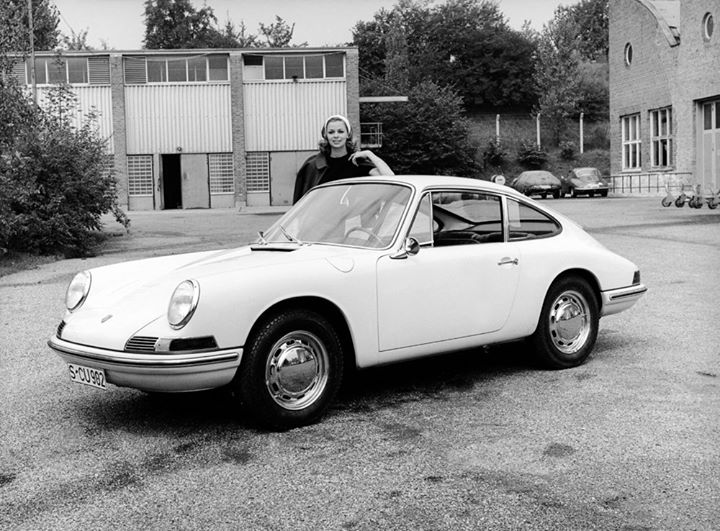 des jolies filles et des porsches - Page 27 84103711