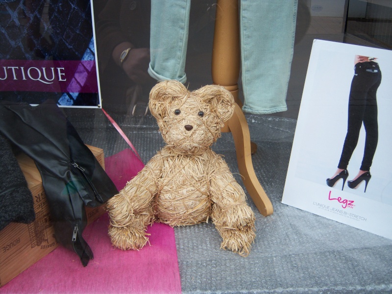 l'OURS dans les boutiques et restaurants - Page 4 Vitrin10