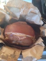 Cuire un jambon dans l'épaule dans un sac brun Jambon10