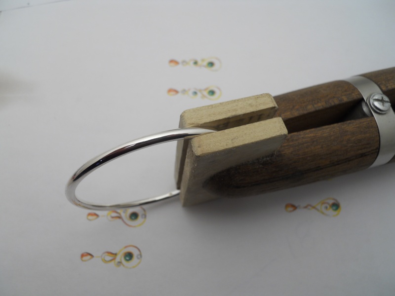 Pince en bois modifiée pour tenir des bracelets rigides. 11010