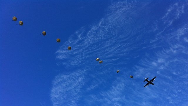 Des militaires effectuent des sauts en parachute au dessus du Mont Saint-Michel Parach10