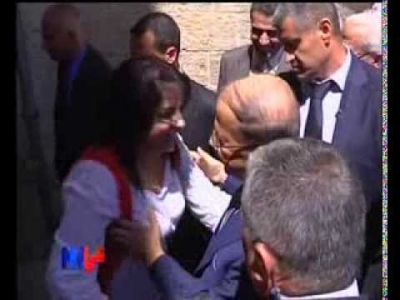 بالفيديو والصور :فضيحة الجنرال ميشيل عون وهو يُقبّل و"يتحسس صدر" إحدى المواطنات اللبنانيات 97217420