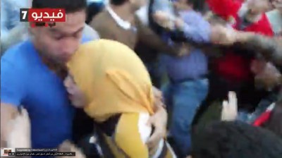 شاهد بالفيديو.. تحرش ,واغتصاب جماعى بالتحرير وفتيات يصرخن طلبا للنجاة 99984110