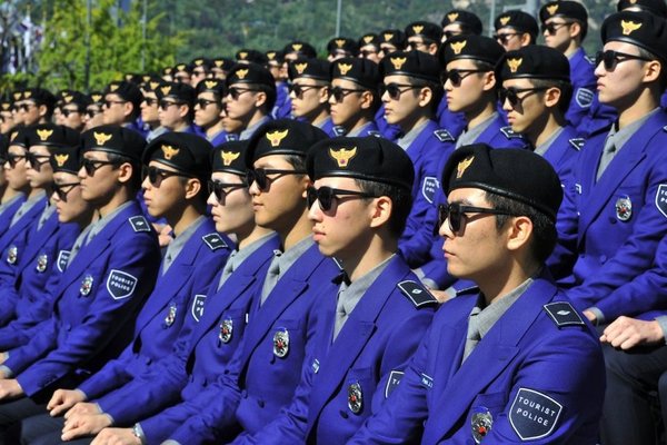 Corée du Sud : des policiers façon Gangnam Style pour aider les touristes O7zxjh10