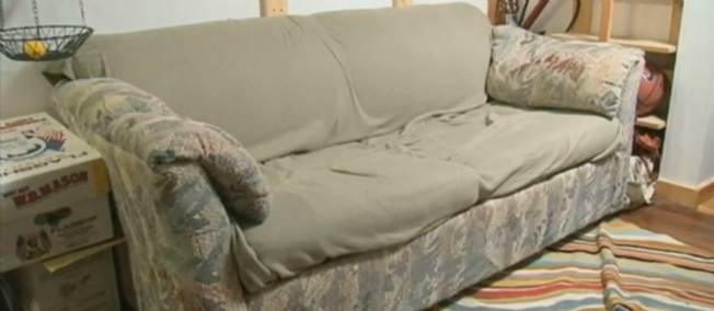 Ils trouvent 40.000 dollars dans un canapé d'occasion Sofa-210
