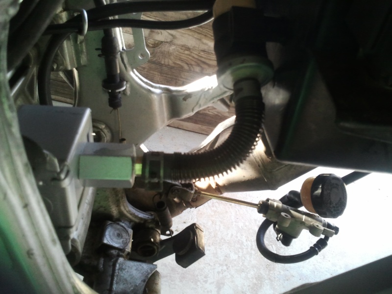pompe a essence facet -  Montage d'une pompe Facet sur une  RD07A fixée sur châssis RD 07 A Photo117
