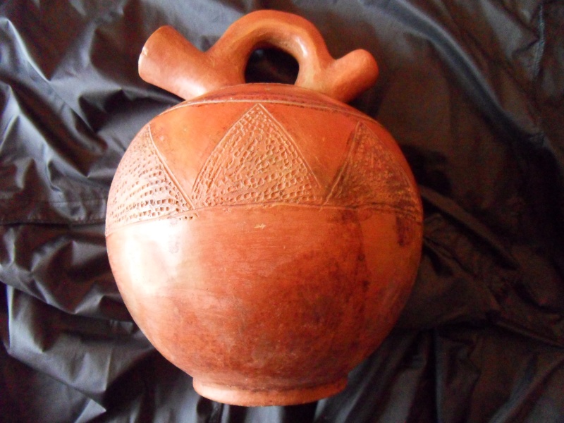 poterie d'eau engobée polie MALI décor d'empreintes et oxyde fer Sdc13810