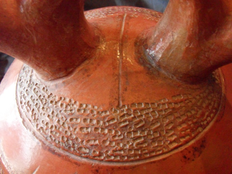 poterie d'eau engobée polie MALI décor d'empreintes et oxyde fer Sdc13814