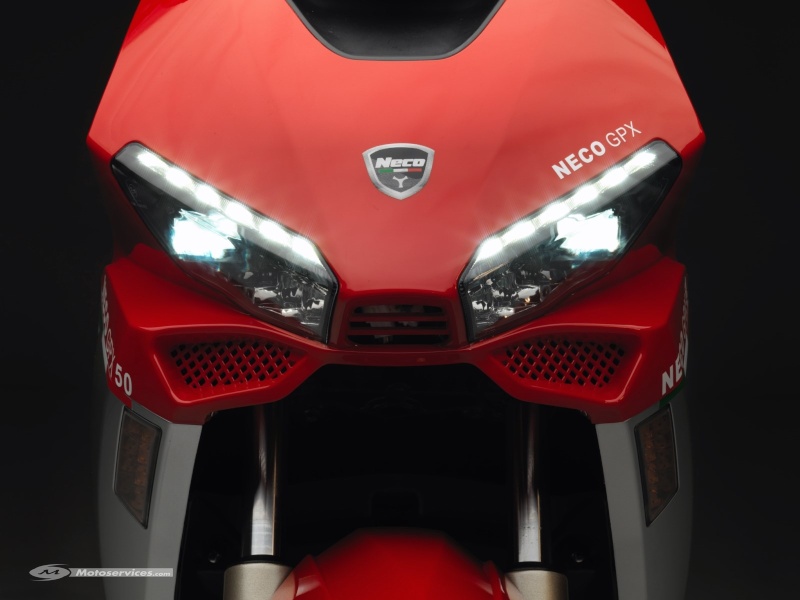 Ducati va débarquer en 2014 avec son Hyperscooter - Page 2 3-50_g11