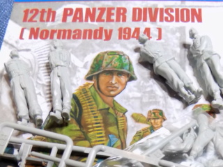 Saynète FINIE 1/35 Figurines Trumpeter 12 ème Panzer Division Rscn6710