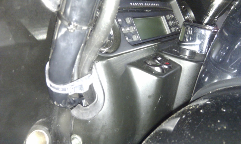 fixation chargeur tomtom rider sur street glide - Page 2 Imag0210