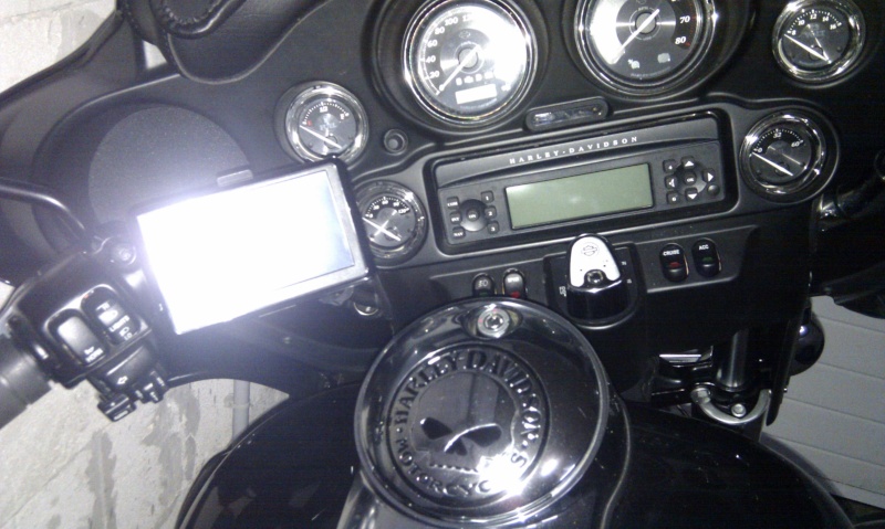 fixation chargeur tomtom rider sur street glide - Page 2 Imag0213